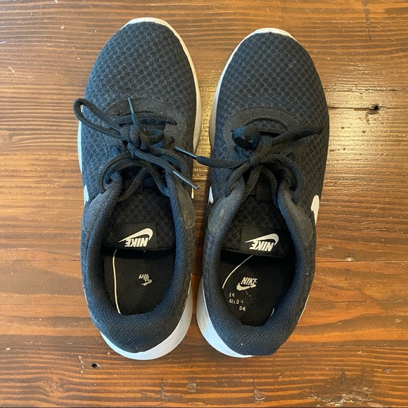 Black Nike shoes - Picture 5 of 7